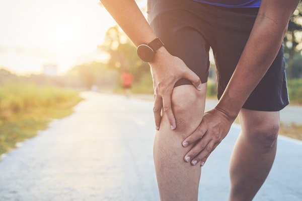 male runner experiencing knee pain